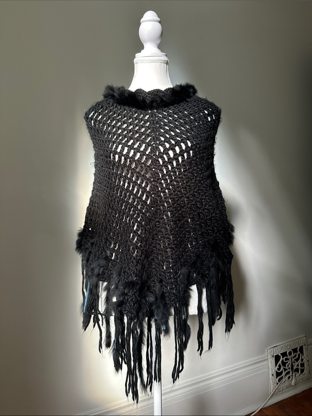LAURA Y2K Black Open Knit Fur Lined Boho Hippie Festival Poncho Shrug Small